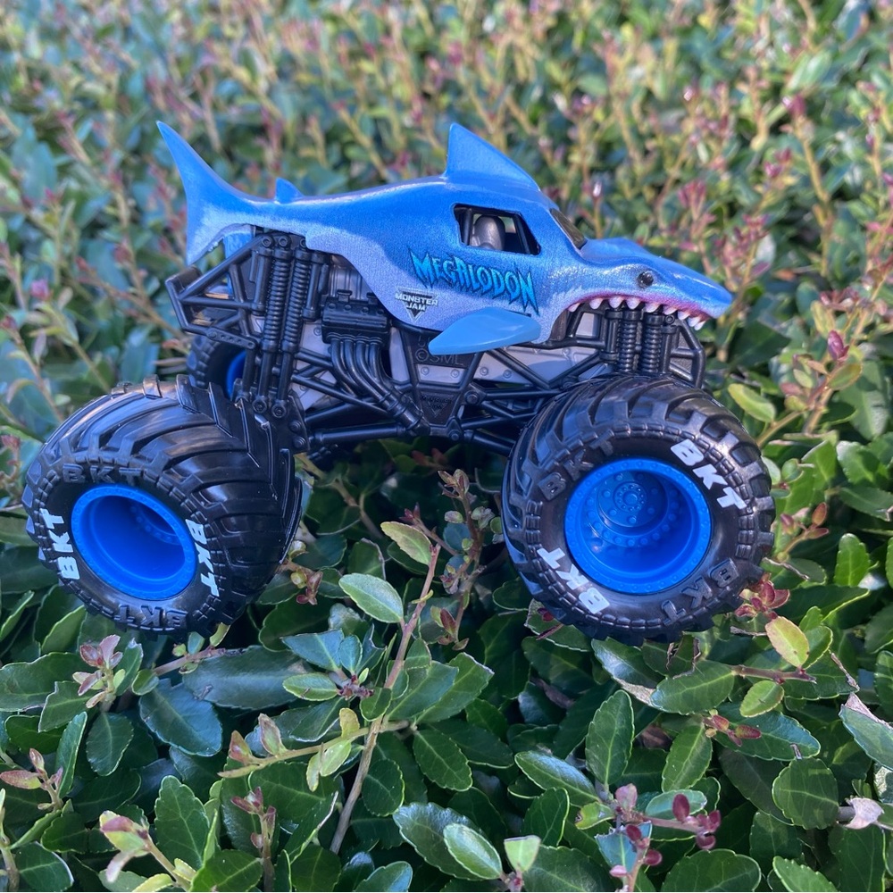 Megalodon Monster Jam Legacy Truck 1/64 Spin Master Series 31 Car Shark